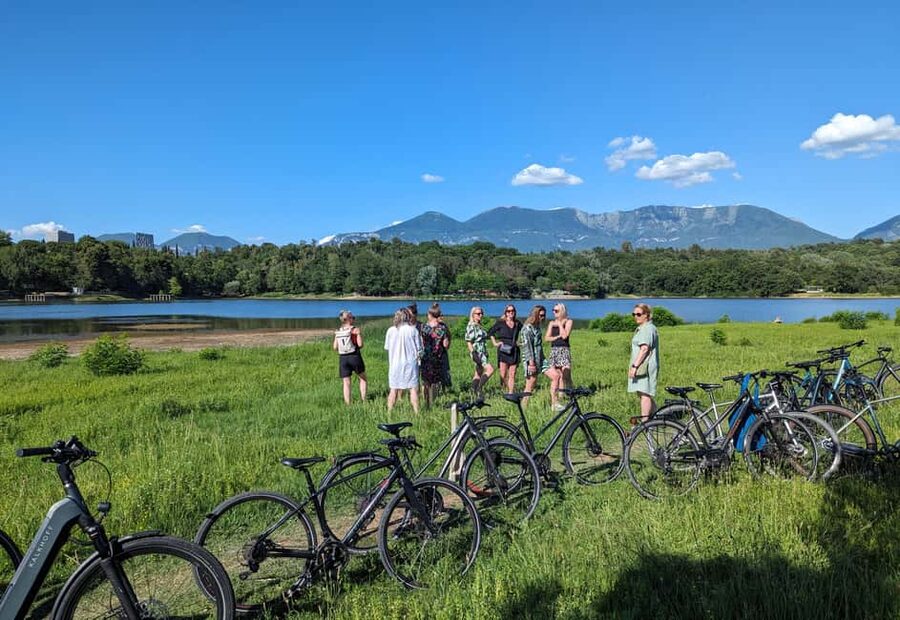 Bike Tour Tirana Highlights - From New Bazaar Square to Baja Bikes: finding the start without stress