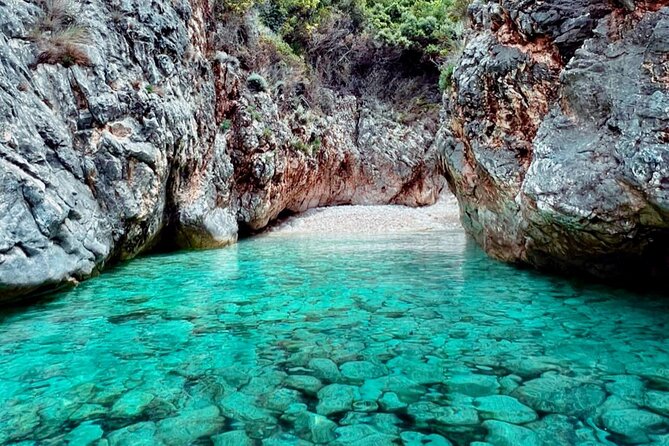 Boat trip to the National Park and Grama Bay - Dafina Cave Extra Time: More Looking, Less Rushing