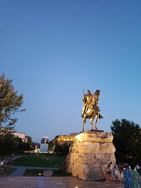 Guided tour in Tirana - discoveries, history, culture (in FRENCH) - Le rendez-vous près de Skënderbej: parfait pour commencer ou finir son séjour