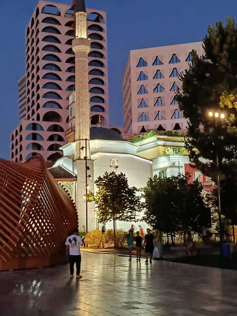 Guided tour in Tirana - discoveries, history, culture (in FRENCH) - Checkpoint communiste et Blloku: le basculement du récit dans la ville