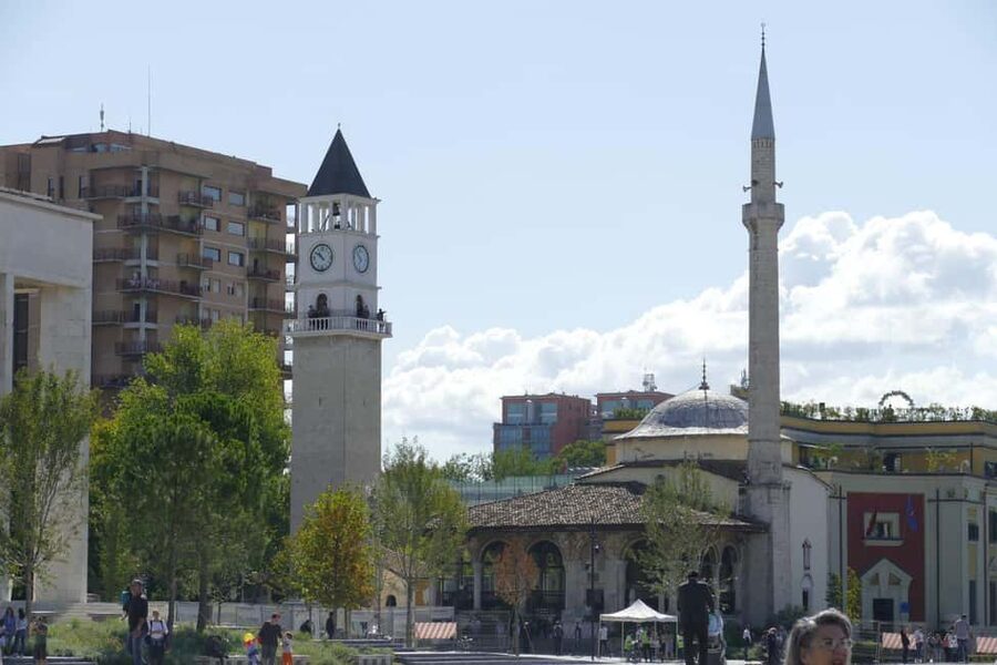 Guided tour in Tirana - discoveries, history, culture (in FRENCH) - Skënderbej Square et l’architecture: lire la ville comme une évolution