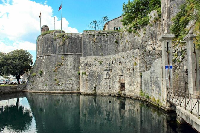 Montenegro from Albania: A Day Tour full of discoveries - Rozafa Castle near Shkodra: the morning reset and the river pause