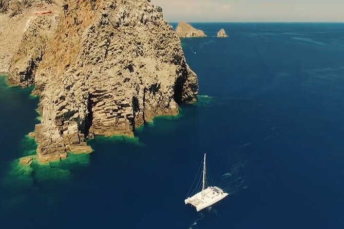 Saranda Catamaran VIP to Krorez and Kakome Beach with Lunch - Stop 1, Krorëza Beach: A Deserted Coast With Rocks on Three Sides