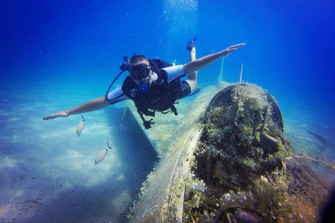 Scuba Diving in MIG-21 wreck - Underwater photography on a plane wreck, how to get usable shots