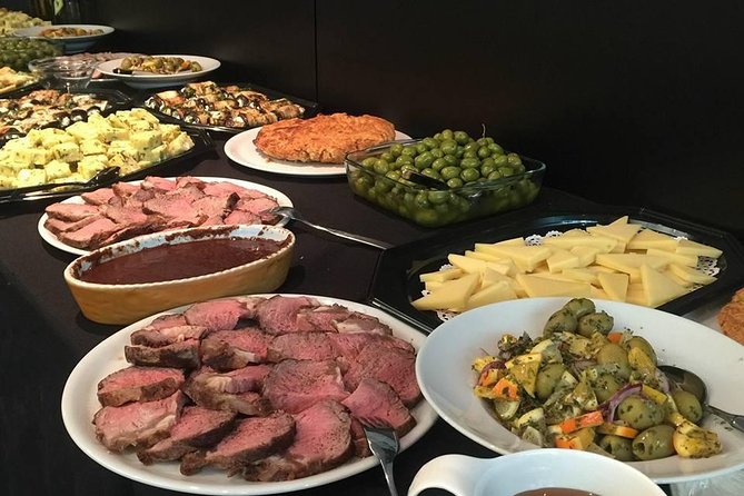 Traditional Albanian and Mediterranean Dinner - Dessert Qumeshtor and drinks included
