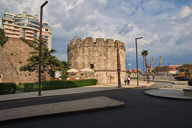 Walking tour Durrës - Main boulevard to the Roman Amphitheatre: the big scale moment